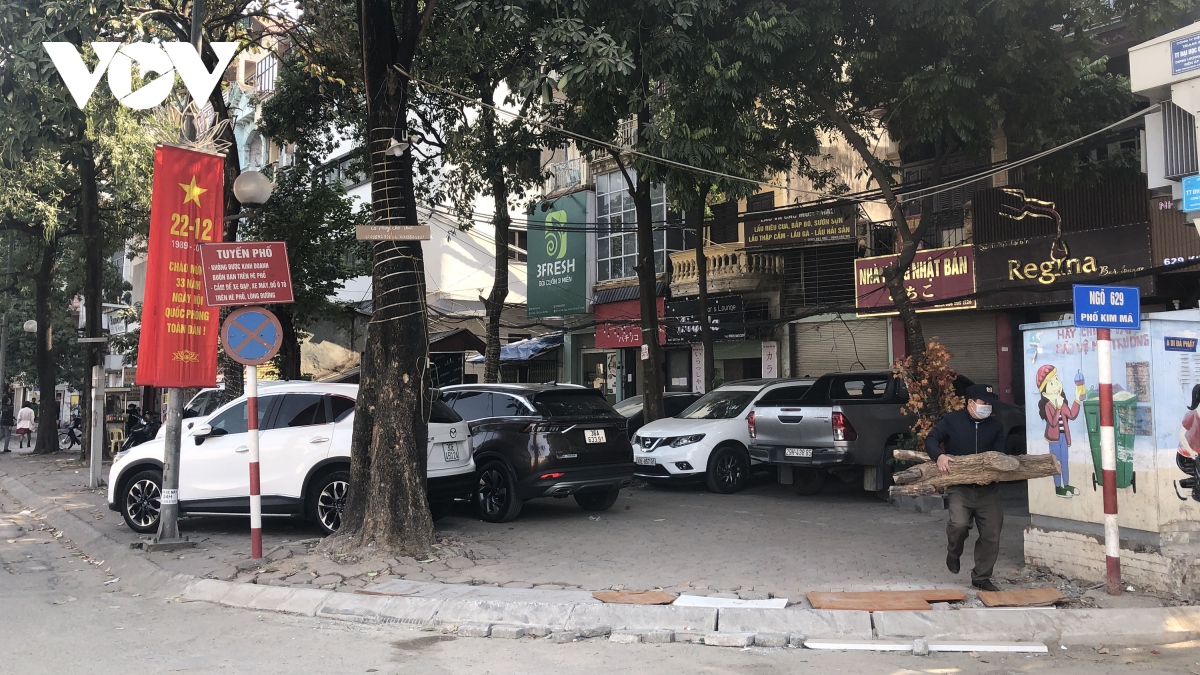Nhan nhản vỉa hè, vườn hoa thành bãi đỗ xe: "Bệnh khó chữa" ở Hà Nội